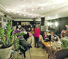 Das Bistro war schneller voll als gedacht: Das Interesse für die Bauarbeiten auf dem Korki-Areal war gross. (Bilder: zVg.)