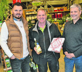 Danksagung für die umfassende Betriebsführung: Angelo Petteruti, Präsident Netzwerk Su(h)rental (rechts) überreichte Adrian Huber von Huplant Pflanzenkulturen AG zwei Präsente für die Betriebsführung, links Marko Milicevic, zuständig für Veranstaltungen beim Netzwerk Su(h)rental. (Bilder: aw.)