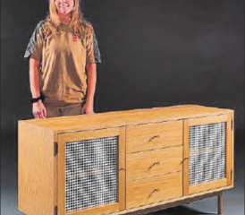 Erfolgreich am Wettbwerb für Schreinerlernende: Nina Fessler aus Beinwil am See (Lehrbetrieb: Blum Schreinerei AG, Meisterschwanden), war Siegerin der Schreinerjury und im ersten Rang klassiert wie auch Kevin Tim aus Gränichen (Lehrbetrieb: Märki AG Innenausbau, Gränichen). Im zweiten Rang klassierte sich Andrin Berchtold (rechts) aus Birrwil (Schreinerei Otto Walti AG, Seon), er war Sieger der Schreinermeisterjury. (Bilder: zVg.)