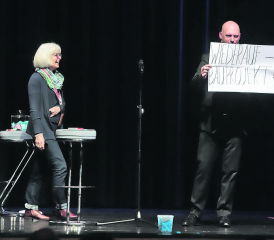 Die Antwort stand schon fest, bevor die zufälligen Ereignisse zu ihr führten. Tobias Heinemann bindet in seinem Programm das Publikum ein und lässt es lachend, staunend und ungläubig zurück. (Bilder: rc.)