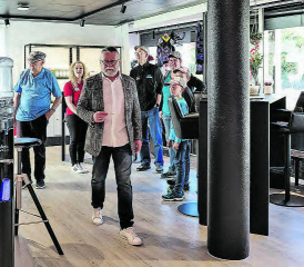 Reges Kundeninteresse am neuen Standort des Kundenzentrums.VRP Jürg Rubin nimmt persönlich einen Augenschein. (Bilder: dr.)