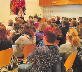 Viel Publikum beim Referat mit Fabienne Marbach in der Aula der Primarschule Oberkulm. (Bild: zVg.)