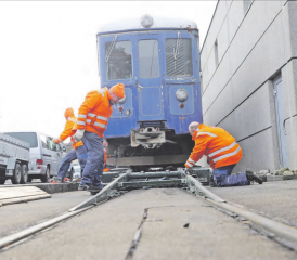 Endlich ist er wieder zu Hause! Fast ein Jahrzehnt lang stand der WSB-Salonwagen Bse 4/4 Nr. 116 abseits der Schienen und rostete vor sich hin. Kurz vor Weihnachten rollte der 120 Jahre alte Wagen wieder auf die Geleise der Aargau Verkehr AG. (Bilder: mars. 4, rc. 2)