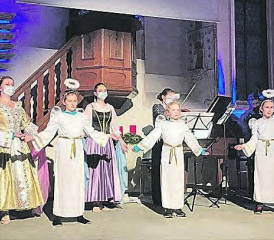 Verbunden mit frohen Klängen: Schwungvolle Tänze von Juna Trofimova und Isolina Will liessen ihre stillvollen, barocken Kleider zur Geltung kommen.