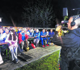 Mitfiebern in Unterschächen: Die Fangruppen aus Seengen und Meisterschwanden während der Livesendung. (Bild: Fritz Thut)