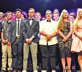 Ready for take off: Mit einer tollen Show, mit gelungenen Gesangs- und Tanzdarbietungen, mit tollen Ideen, mit Humor und jugendlichem Charme verabschiedeten sich die Schüler von Kleinklasse, Real- und Sekundarschule von der Schulbühne. (Bilder: hg.)