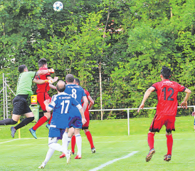 Stand oft im Mittelpunkt: Entfeldens Torhüter Küng hier gegen Ivancic und Mulaj. (Bild: -hhe-)
