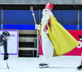 Als wäre es das Selbstverständlichste der Welt: Der Samichlaus huscht über das Eis in der Kunsteisbahn Oberwynental. (Bild: dr.)