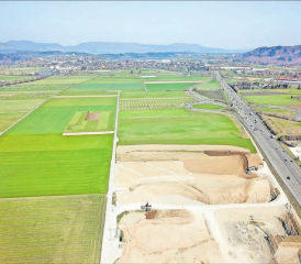 Aushubgeschichte: Der Kiesaushub in der «Hardmatte» startete 2007 bei der Autobahnausfahrt (Bildmitte), vieles ist heute schon wieder grün. Bald geht es im «Schürlifeld» weiter (Mitte links, der mittlere grüne Streifen zwischen den beiden Wegen bis zum Golfplatz) (Bild: Raphael Nadler)