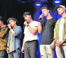 Jung, sympathisch und überaus talentiert: die fünf Musiker von Invivas sorgten mit ihrem modernen und mitreissenden A-cappella-Gesang für beste Stimmung und riesige Begeisterung im Forum Seon. (Bilder: hg.)