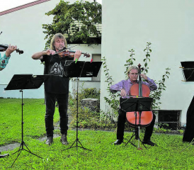 Konzert an die Blume im Pfarrgarten: Die vier Musiker (v.l.), Christian Wirth, Marcus Wall, Stephan Punderlitschek und Julian Gillesberger erfreuten mit ihrem professionellen Spiel. (Bild: st.)