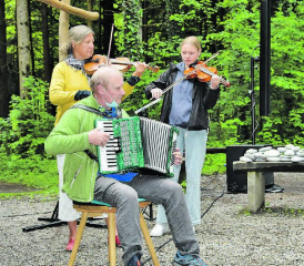Vor sattgrüner Kulisse: Das Familientrio Matthias Eckardt mit Gattin Anke und Töchterchen Deborah sorgte für die musikalische Begleitung des Gottesdienstes. (Bilder: st.)