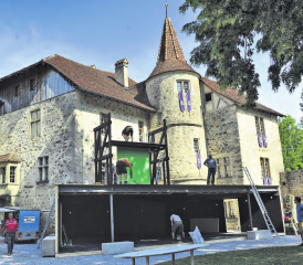 Rund 20 Kubikmeter Holz sind für die neue Bühnenkonstruktion im Schloss Hallwyl verbaut worden. (Bilder: msu.)