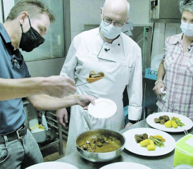 Der Restauranttester hilft, wo er kann: Daniel Buman erklärt This Kundert, dem Wirt im Restaurant «zur Waage», den Trick mit dem Teller. Seine Frau Esther Stieger beobachtet. (Bild: zVg.)