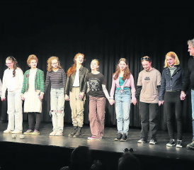 Nach der vierten Aufführung innerhalb von zwei Tagen fiel der letzte Vorhang: Die Mitglieder des Schultheaters Neumatt können sich gut vorstellen, in neuen Projekten wieder auf der Bühne zu stehen. (Bilder: rc.)