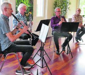 Das Klarinetten-Trio «Zaargo», mit Stefan Lobsiger, Erich Wiederkehr und Heini Greber – ganz rechts Gastgeber Pfarrer Heinz Brauchart. (Bild: zVg.)