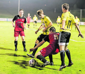 Solche Szenen sind hoffentlich bald wieder zu sehen: Zwei Gunzwiler nehmen Sandro Stampfli vom FC Schattdorf in die Mangel. (Bild: zVg.)