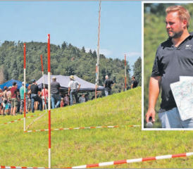 Viel Publikum auf dem Schlosshübel. Reto Bucher, Grabungsleiter Mittelalterarchäologie beschrieb, was sich auf dem Hügel im Süden Staffelbachs abgespielt haben könnte. (Bild: Remo Conoci)