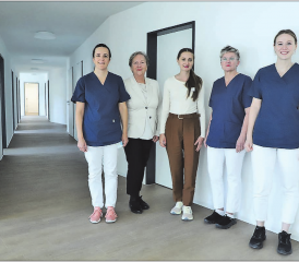 Ein Teil des Teams in den neuen Räumlichkeiten der Praxis Gruppe Seon. In der Mitte die Ärztinnen Dr. Neda Curcic und Dr. Iryna Koran, sowie die Praxisassistentinnen Andrea Häusermann, Agnes Bissig und Sophie Achermann (jeweils v.l.)