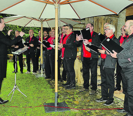 Im festlichen Outfit: Der Männrchor bereicherte den Erntedankgottesdienst in würdiger Art. (Bilder: st.)