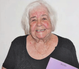 Heidi Härri zeigt stolz ihr erstes Buch «Die kürzesten Kurzgeschichten». (Bilder: mek)