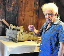 Kunsthistoriker Dr. Hans Ruedi Weber weiss mit interessanten Informationen die Besucher in diese Thematik eintauchen zu lassen. (Bilder: hg.)