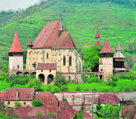 Kirchenburg von Birthälm, ein Unesco Welterbe: Hier wirkte der Ur-Ur-Ahn von Pfarrer Klaus Neugeboren als Bischof und ist heute im Mausoleums-Turm begraben. (Bild: zVg.)