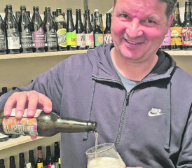 Bier-Sommelier Jürg Maurer hat 4500 verschiedene Bierflaschen im Haus und kennt sich in Sachen Bier bestens aus. (Bild: zVg.)