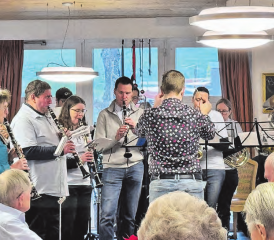 Der Musikverein Oberwynental begeisterte die Zuhörerschaft mit weihnachtlichen Klängen. (Bild: Dominique Rubin)