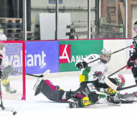 Kurz vor dem 0:2 herrschte vor dem Wiler Tor grosse Unordnung, Torhüter Daniel Schenkel wäre geschlagen. Doch weder Rouven Renggli (links) noch Marco Rosamilia, bringen die Scheibe ins leere Tor. (Bilder: rc.)