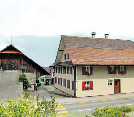 Hier soll das Ärztehaus bis 2022 entstehen: Die Liegenschaft an der Dorfstrasse 6 von Hans und Emmi Wey-Estermann befindet sich vis-à-vis des Pfarrgartens. (Bild: Ursula Koch-Egli)