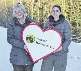 Generationenwechsel an der Spitze des Ponyhofs Schwarzenberg: Doris Unseld Markstaller übergibt das Zepter an ihre Nichte, Annabel Gloor. (Bild: zVg.)