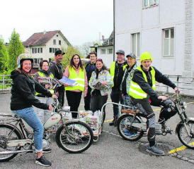 Gutgelaunt am Fototermin: Fürs gemeinsame Bild machen sich die Töffli halt einfach doch besser als die Realität der Kleinlaster. (Bild: grh)