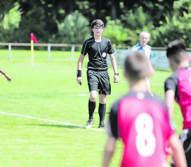 Erster Einsatz in brütender Hitze auf einem Fussballplatz in Aarau-Rohr. Joyce Häfeli beobachtet die Spieler des Teams Aarau und der GC-Mädchen. (Bilder: Remo Conoci)