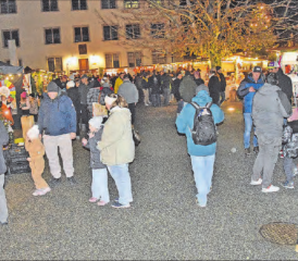 Idylle in den Abendstunden: Zeitweise gab es kaum ein Durchkommen durch den Weihnachtsmarkt im Schöftler Schlossgarten. (Bilder: Alfred Weigel)