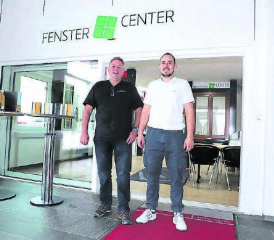 Der Familienbetrieb erhielt Zuwachs: Der junge Nico Hunziker und Fenster-Center-Inhaber Dieter Hunziker gehen nun auch beruflich gemeinsame Wege. (Bild: rc.)