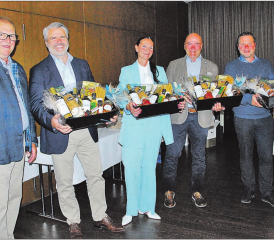 Golf gespielt für einen guten Zweck: Die Sieger mit dem Mitorganisator Beat Fischer (li.) und der guten Fee des Anlasses, Florence Keller (re.). (Bilder: st.)