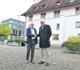Der abtretende Stiftungsrats-Präsident Thomas Oetiker (links) und sein Nachfolger Andreas Huber vor dem «Hotel & Restaurant zum Schneggen», das von der Stiftung Lebenshilfe Reinach geführt wird. (Bild: rc.)