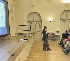 Die Theatergesellschaft Beinwil am See setzt im kommenden Jahr auf «Gasparone»: Regisseur Raschid Kayrooz informiert die zahlreichen Interessierten, die im «Löwensaal» zum Informationsabend erschienen sind. (Bild: zVg.)