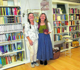Zwei Seelenverwandte haben sich gefunden: Evelin Amsler (li.) lud Karin Tscholl, alias Frau Wolle, bereits zum zweiten Mal nach Hirschthal in ihre Märchenlesebibliothek ein. (Bilder: st.)