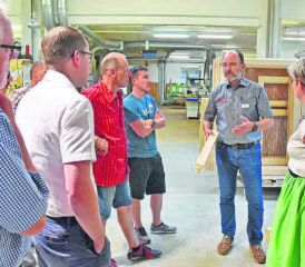Führt eine Gruppe durch die Produktionsstätte der Schreinerei: Geschäftsführer Frank Hauri erklärt die Produktionsabläufe. (Bilder aw.)