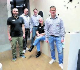 Sie gaben anlässlich des Vortragsabends Auskunft: (v.l.) Filipe Hunkeler (Chefmonteur und Projektleiter Heizung), Andi Saxer (Badplaner und Projektleiter Sanitär), Martin Kaufmann (GF Stv. und Abteilungsleiter Sanitär und Service), Gaby Käser (Administration und Empfang), Livio Käser (GF und Abteilungsleiter Heizung) (Bilder: rc.)