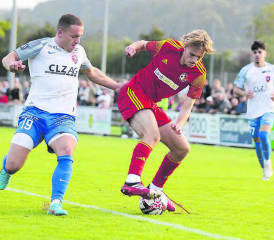 Ungleiches Duell: Der Schöftler Benjamin Weiss (r.) versucht seinem Gegner Altin Zymberi zu enteilen, muss aber auch mit offenem Schuhbändel kämpfen. (Bild: Otto Lüscher)