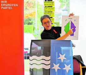 Lucia Lanz präsentiert eine Grafik, die aufzeigt, dass die heutige «Boomer-Generation» die morgige Pflege-Generation sein wird. (Bild: dr.)