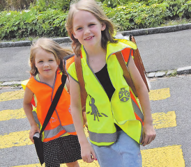 Neue Weste für Kindergärtler: Der Verkehr hat in den letzten 25 Jahren zugenommen – mit der neuen Weste will der TCS Aargau die Sicherheit der Kinder weiter verbessern. (Bild: zVg.)