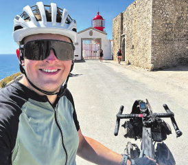 War 39 Tage mit seinem Velo unterwegs: Alexander Kapoun sammelte Geld für den Seoner Wald. (Bilder: zVg.)