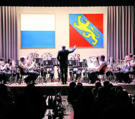 Unterhaltsamer Abend mit der MG Pfeffikon: Dem vielfältigen Jubiläums-Jahreskonzert spendete das Publikum viel Applaus. (Bilder: rc.)