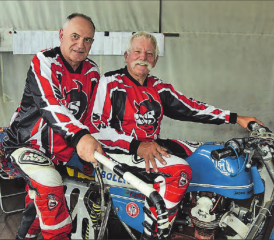 Zum 33. Mal startbereit: Hans Bolliger (re.) mit seinem «Plampi» Peter Oswald auf der unzählige Male erprobten Maschine, die ebenfalls ein Oldtimer ist.