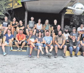 Die Besatzung des Mutterschiffs verabschiedet sich vom Menziker Publikum mit einem Erinnerungsbild und rät, die aller aller allerletzte Gelegenheit für einen Besuch des kultigen Openairs auf dem Herzog-Areal an der Turnplatzstrasse 9 in Menziken wahrzunehmen. (Bilder: rc.)