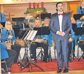 Dirigierte engagiert die Brass Band aus Bottenwil: Musikvereinsleiter Simon Galliker. (Bilder: aw.)